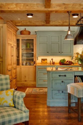 Cozinha estilo cottage core. Armários em azul clarinho, madeira no teto e flores