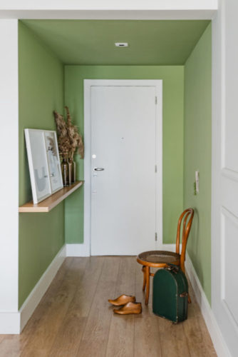 Hall de entrada com paredes e teto pintados de verde.