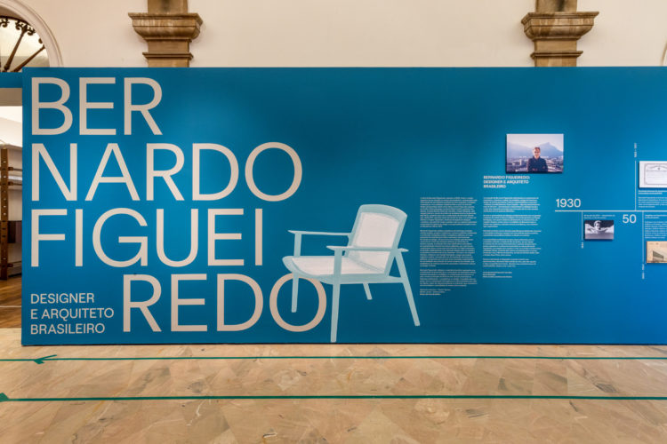 Painel na entrada da abertura da exposição sobre Bernardo Figueiredo, designer e arquiteto brasileiro