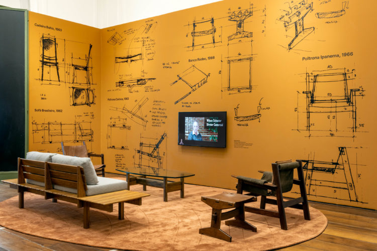 Ambientação com croquis de desenhos de móveis em uma exposição sobre Bernardo Figueiredo, designer e arquiteto brasileiro