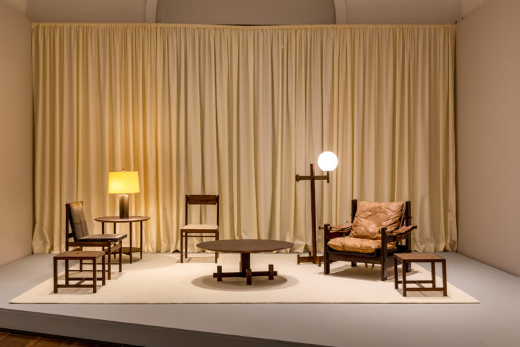 Ambientação em uma exposição sobre mobiliário brasileiro. Cadeiras e mesas da década de 40