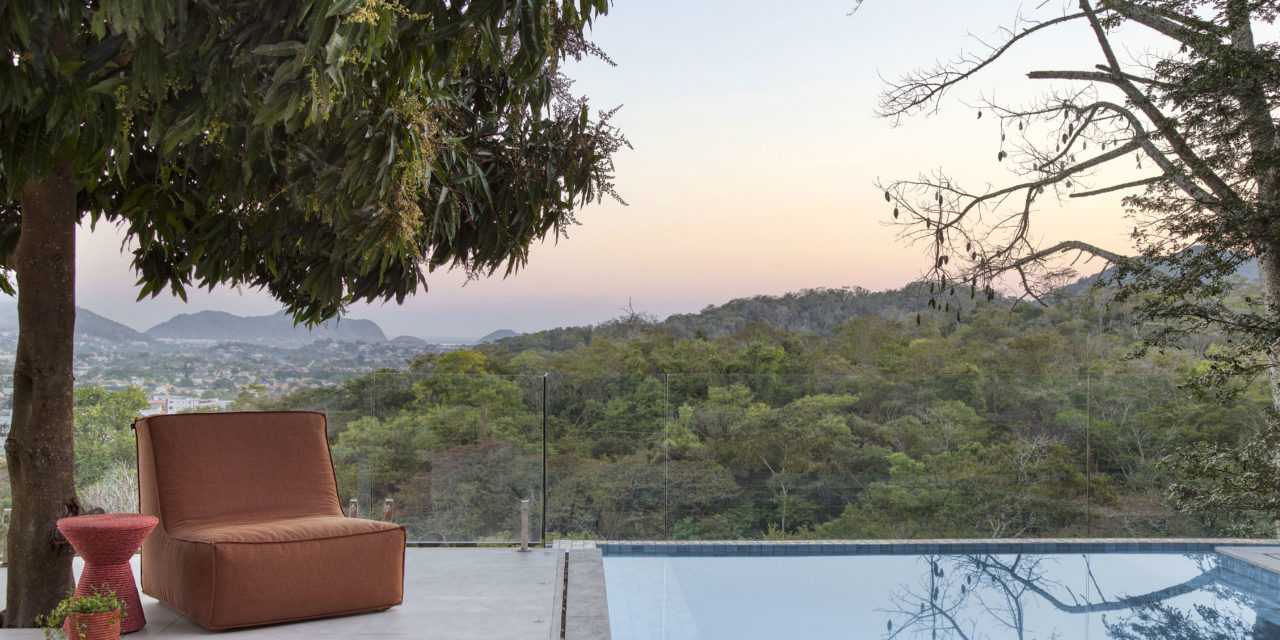 Casa em Itaipu ganha 310m² de área construída para abrigar a piscina e nova suíte