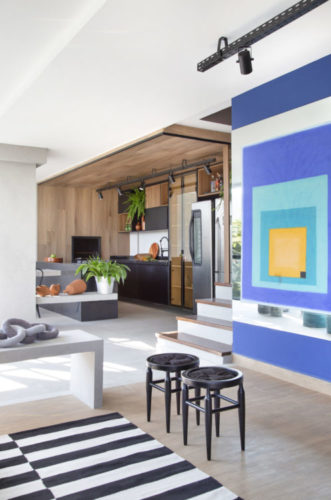 Casa com espaço gourmet e quadro azul dando o tom da decoração 