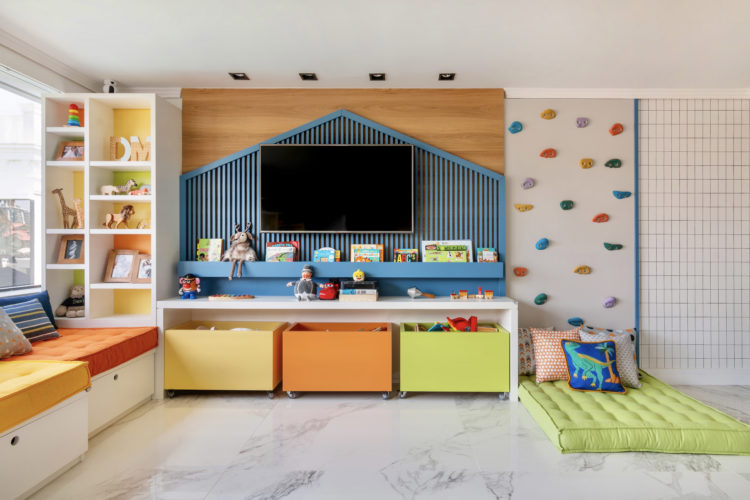 Quarto de criança colorido e espaçoso, caixas coloridas para guardar brinquedo embaixo da bancada da tv 