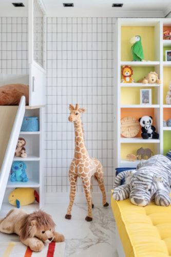 Quarto infantil com girafa de pelucia