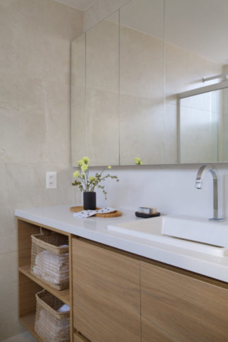 Banheiro com paredes revestidas com porcelanato bege