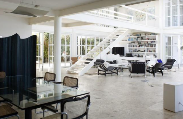 Casa no Joá toda em esquadria de vidro, com interiores decorados com móveis de design, projeto de Oscar Niemeyer.