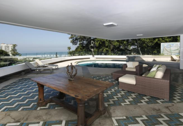Casa em São Conrado, projeto de Oscar Niemeyer. Piscina com vista para a praia de São Conrado