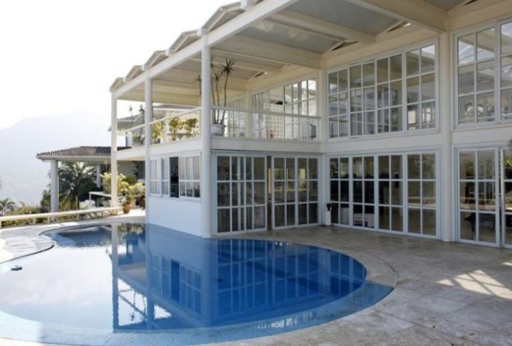 Casa no Joá, todo em esquadria de vidro, projeto de Oscar Niemeyer.
