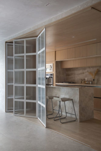Cozinha integrada a sala com portas camarão em aluminio branco