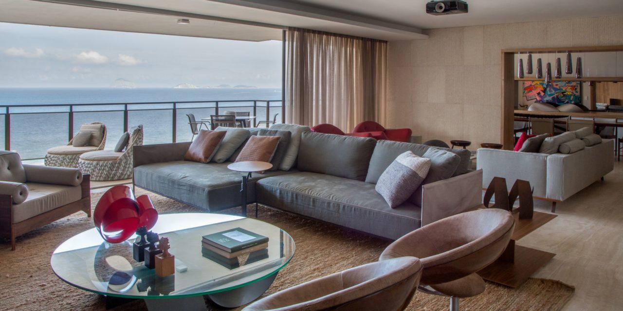 Apartamento no Leme, com uma vista deslumbrante de Copacabana foi inteiramente reformado e parece estar  praticamente dentro do mar