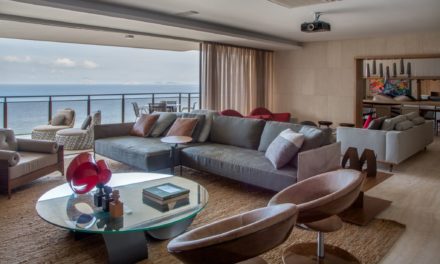 Apartamento no Leme, com uma vista deslumbrante de Copacabana foi inteiramente reformado e parece estar  praticamente dentro do mar