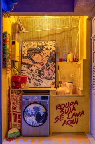No apartamento do artista plástico Anderson Thives, na parte da área de serviço, no tanque de lavar roupa tem a frase "roupa suja se lava em casa" escrita com tona vermelha