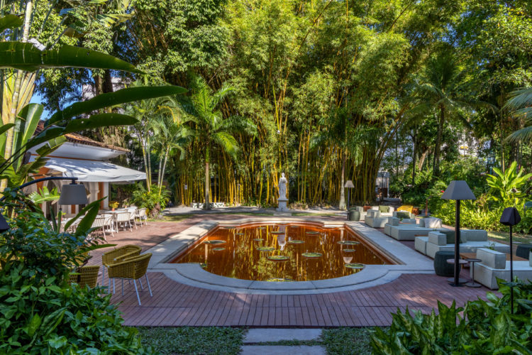 Casa Cor Rio, piscina com instalação de Maritza Caneca, agua cor de laranja