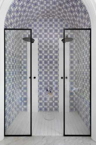 azulejos portugueses antigos do banheiro agora convivem em perfeita harmonia com metais pretos,