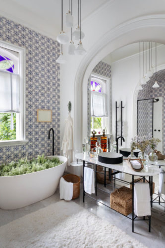 Banheiro com azulejos antigos na coe azul e branco