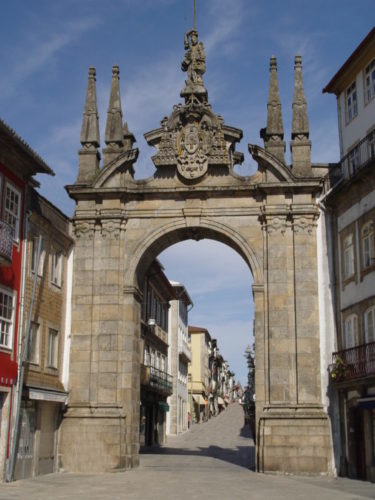 Arco da Porta Nova – Braga – Portugal – Fonte : Wikipédia Commons 