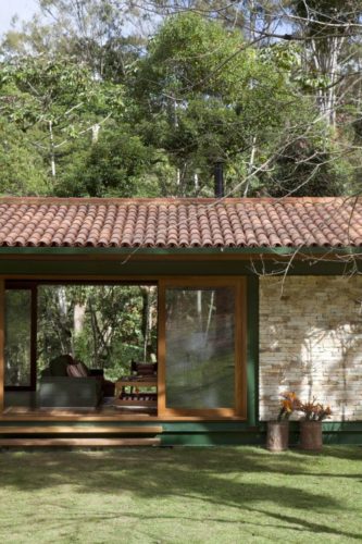 Casa de campo com parede em pedra e esquadria em madeira