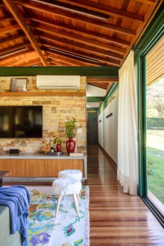 Casa de campo, vigas pintadas de verde, teto e piso em madeira