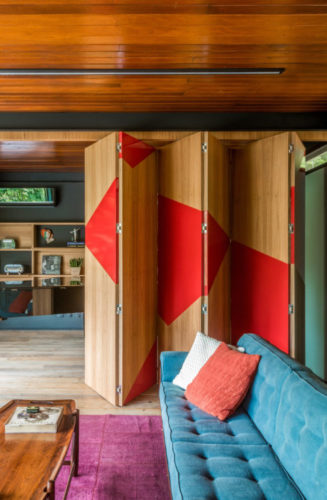 casa de campo com ares contemporâneos, painel tipo camarão, teto revestido com ripas de madeira