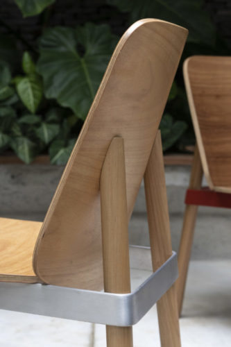 Cadeira em madeira, assento e encosto, com uma cinta em alumínio embaixo do encosto