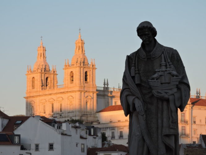 Escultura de São Vicente e ao fundo a Igreja de São Vicente de Fora , em Lisboa / foto: João Torres