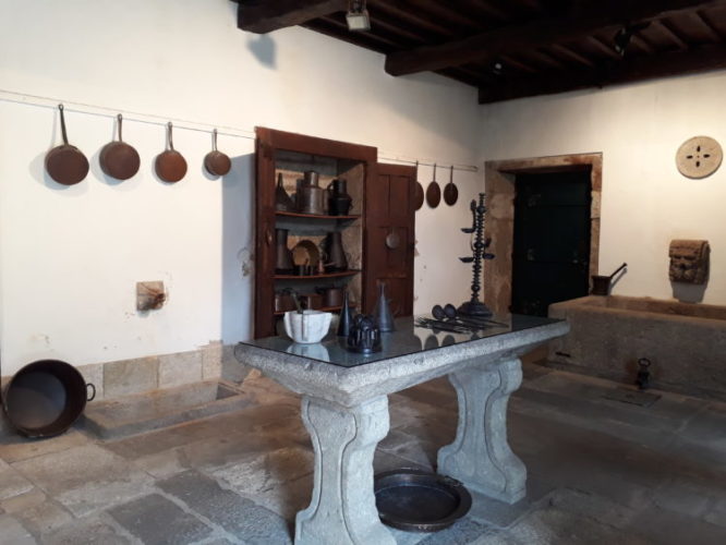 Mesa em pedra, o espaço que seria a cozinha no Museu dos Biscainhos