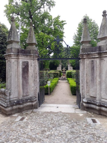 Portada de entrada dos jardins – Museu dos Biscainhos – / Muros em pedra e um portão de ferro.