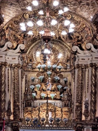 A riqueza do altar-mor da Matriz de Santo Antonio e sua grandiosidade correspondem à importância da cidade de Tiradentes no século XVIII