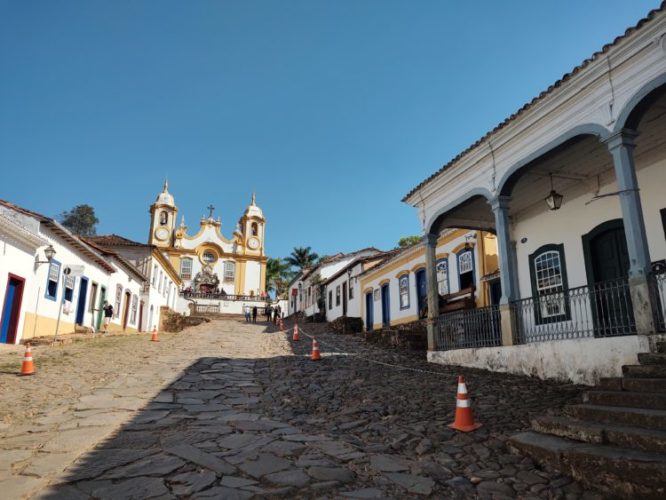 Ladeira na cidade de Tiradentes, ao fundo a Igreja Matriz de Santo Antonio,