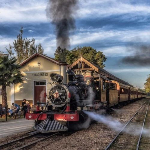 o famoso trem Maria Fumaça leva o turista até a cidade de São João Del Rei