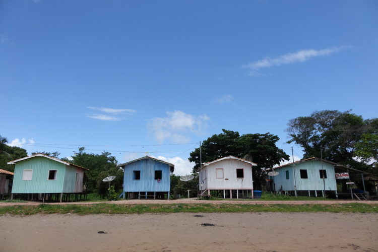 Casas em Belém do Pará. Coloridas, feitas em madeira e altas do chão. 4 casas , uma ao lado da outra