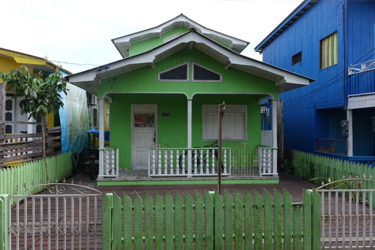 Casa em Belém do Pará, Pintada de verde, em madeira ripadas, uma pequena varanda 