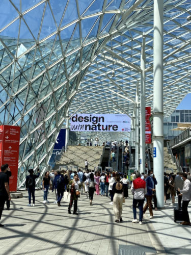 Um dos maiores eventos no mundo do Design - Feira de Milão. Entrada do centro de Exposições Rho. 