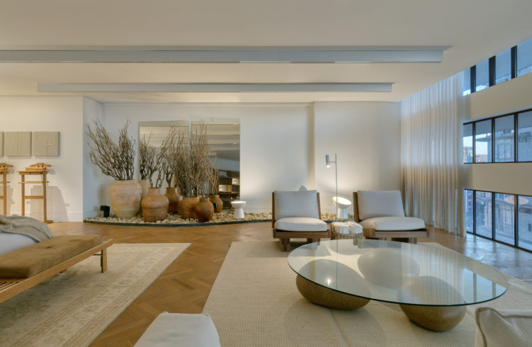 Ambiente de mostra de decoração, um quarto amplo e claro, espaço em um prédio projetado por Oscar Niemeyer 