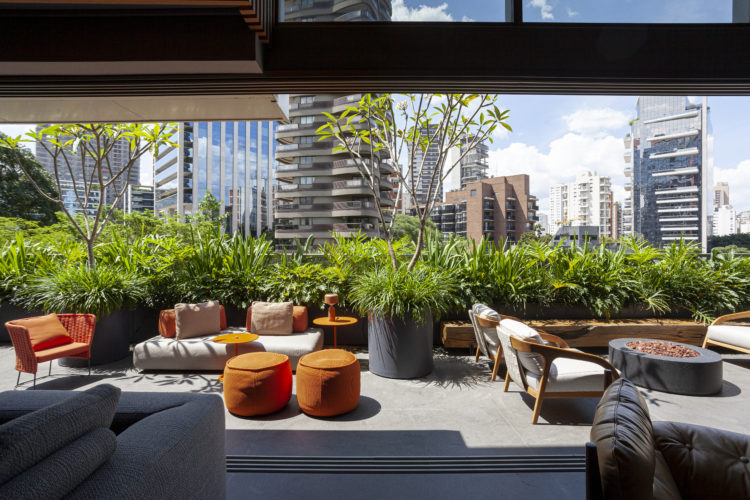 Apartamento em São Paulo com varanda integrada a sala quando as esquadrias ficam abertas