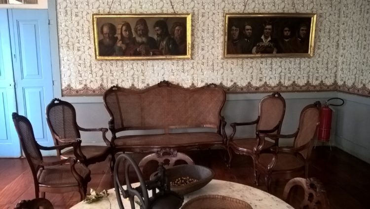 Sala na Casa da Hera em Vassouras decorada com o mobiliário da época. 