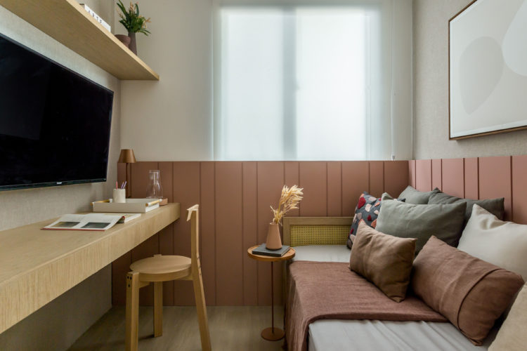 Quarto de adolescente em Apartamento de 55m2 na Zona Portuária do Rio. Decorado em tons de rosa claro e cinza. 