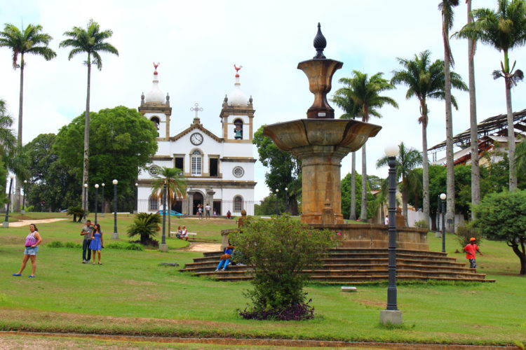 Praça Barão do Campo Belo, na cidade de Vassouras. Um chafariz no centro, e ao fundo, uma igreja.
