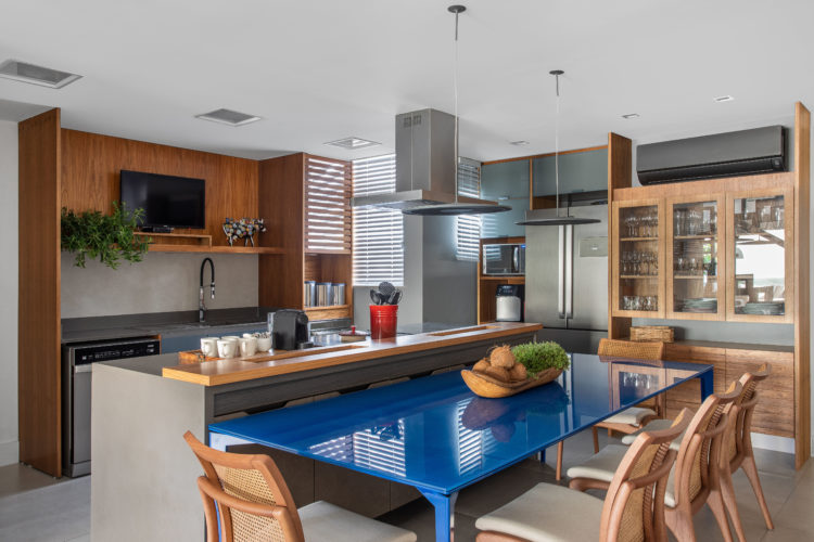 Cozinha integrada, com mesa na na cor azul bic