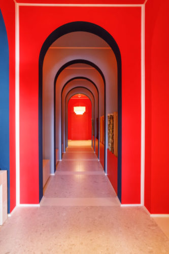 CasaCor SP 2022, Casa Coral, espaço de Marcelo Salum em homenagem a Attilio Baschera e Gregório Kramer. Arquitetura com arcos nas paredes, pintadas de laranja e os arcos em azul.