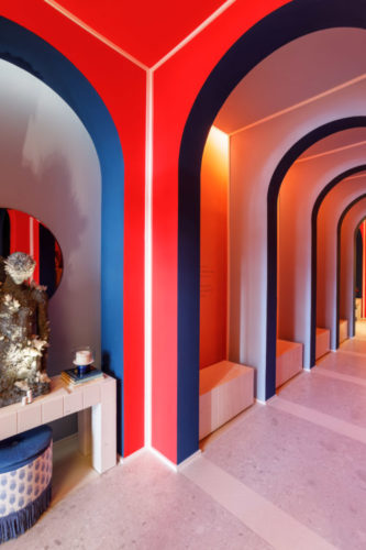 CasaCor SP 2022, Casa Coral, espaço de Marcelo Salum em homenagem a Attilio Baschera e Gregório Kramer . Ambiente repleto de arcos e paredes coloridas em azul e laranja