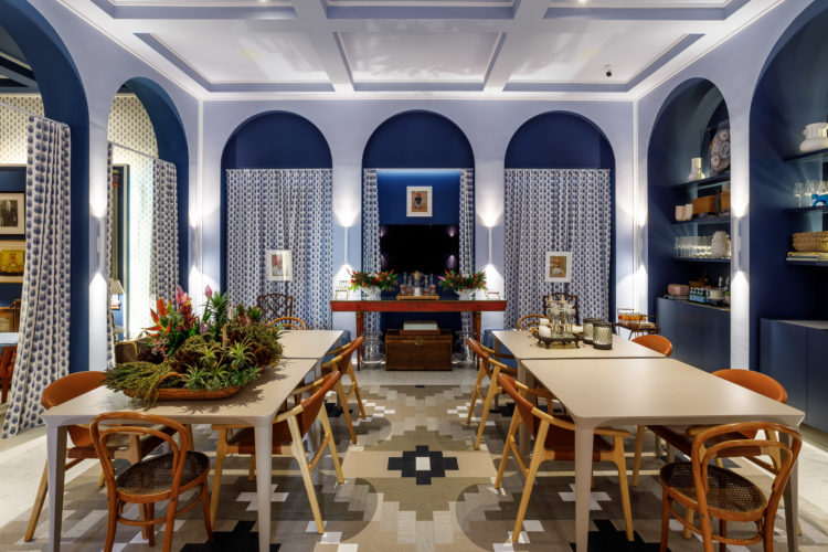 CasaCor SP 2022, Casa Coral, espaço de Marcelo Salum em homenagem a Attilio Baschera e Gregório Kramer . Sala com paredes e tetos pintados de azul.