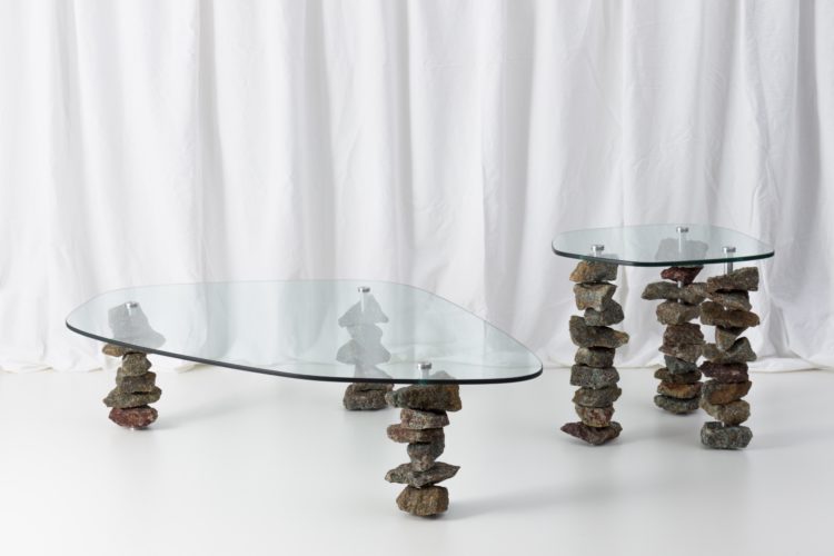 duas mesas com pés de pedra bruta Amazonita e tampo de vidro transparente em formato orgânico.