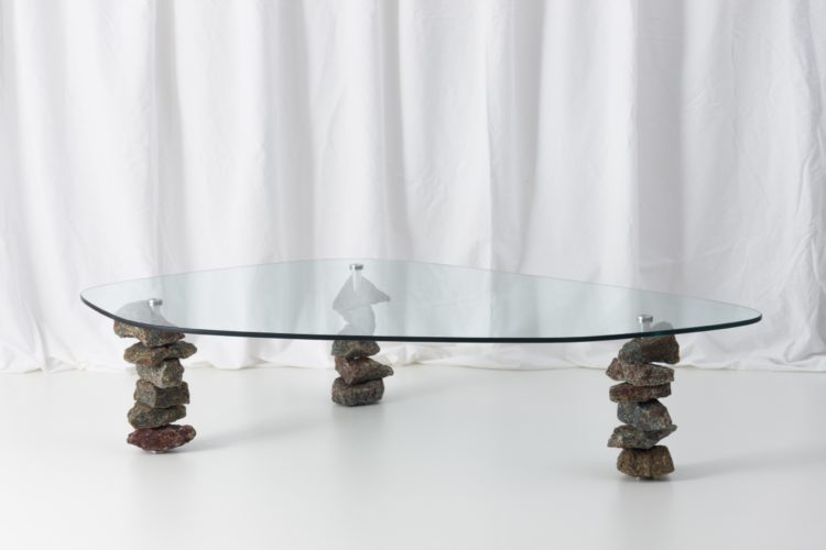 duas mesas com pés de pedra bruta Amazonita e tampo de vidro transparente em formato orgânico.