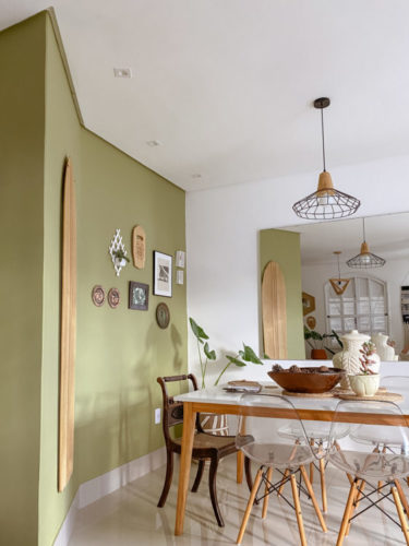Ambiente de Sala de jantar com a parede ao lado pintada com um verde clarinho, chamado de Salgueiro na paleta de cores das Tintas Suvinil