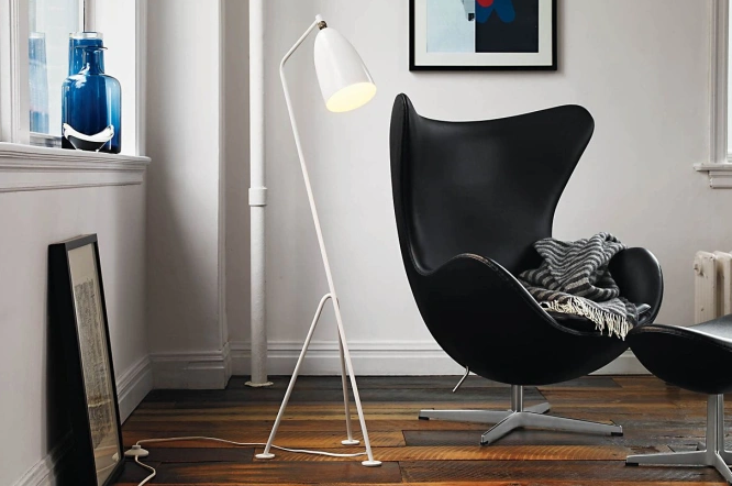 Poltrona Egg, na cor preta, design de Arne Jacobsen