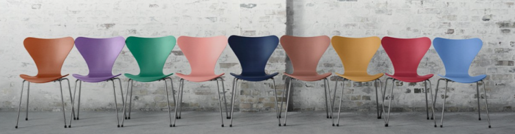 Uma fileira de cadeira Series7 de Arne Jacobsen, cada uma de uma cor
