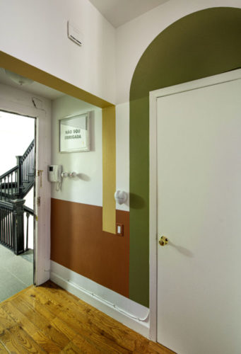 Hall de entrada do apartamento em NY, faixas de tintas em cores diferentes decoram