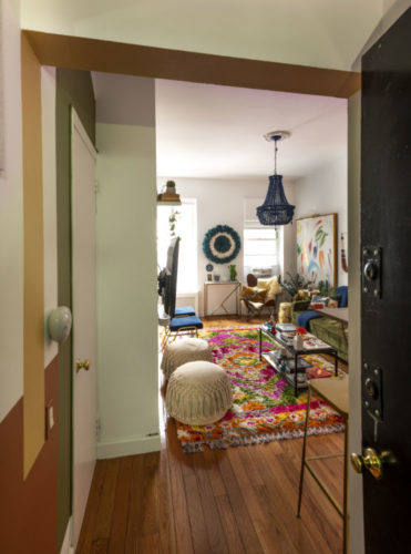 Profusão de cores dominam o décor do apartamento alugado em Midtown Manhattan (NY)